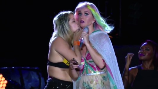 Una fanática de Katy Perry demasiado "amorosa" incomodó a la cantante en Rock in Rio