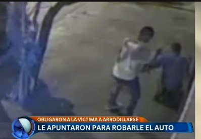 Le apuntaron para robarle y lo dejaron de rodillas en la vereda