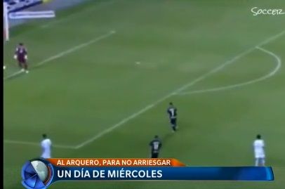 Un día de miércoles: el "blooper" del arquero