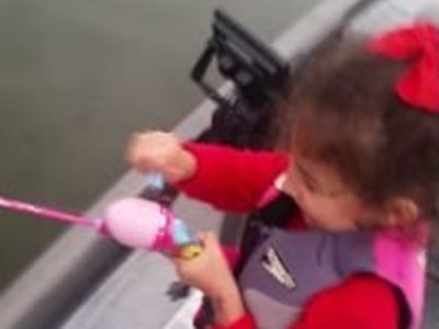 #EsViral Niña de 5 años pesca un gran pez con una caña de juguete