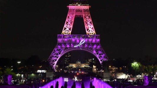 La Torre Eiffel se ilumina para celebrar la Semana de la Moda