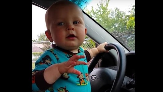 #EsViral: el bebé que baila pitbull y desafía a su mamá