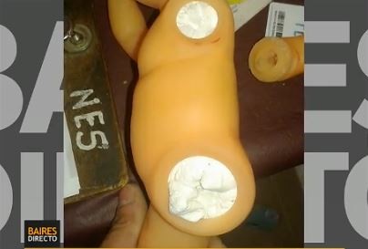 Vendían droga escondida en un muñeco