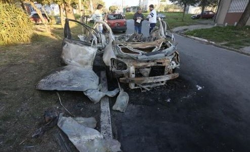 Incendiaron un auto, explotó y la onda expansiva causó destrozos