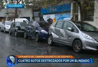 Un camión blindado chocó cuatro autos estacionados en Villa Devoto