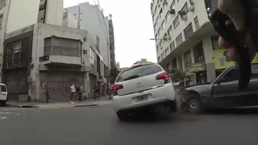 Video: iba en bicicleta y grabó un choque del que se salvó por poco