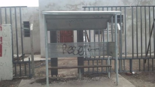 Enojo de un vecino porque le pusieron una parada de colectivos en la puerta de la casa