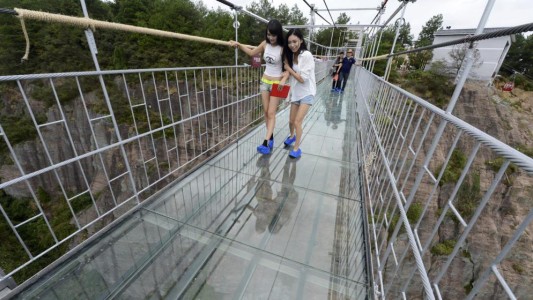 #PánicoEnElAire: Se agrietó un puente de cristal donde circulaban cientos de turistas sobre un precipicio