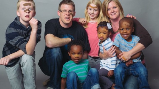 La historia detrás del hombre que creó curitas para cada color de piel