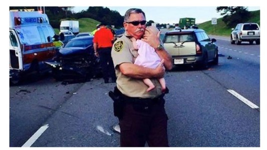 #EsViral La foto de un policía que calma a una beba tras un accidente
