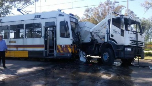 Nueve heridos al chocar una formación del Premetro contra un camión