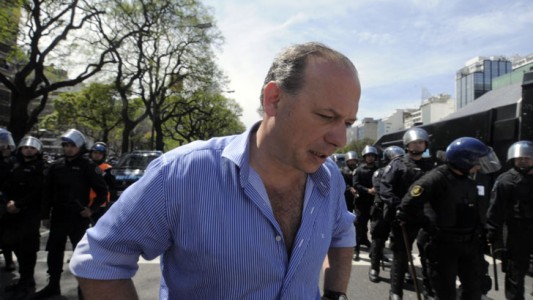 Berni: "Macri pretende que la Policía Federal también le corte y le cuide las plantitas de la Plaza de Mayo"