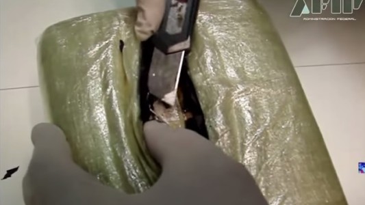 Detienen a un italiano con casi 5 kilos de cocaína en el aeropuerto de Ezeiza