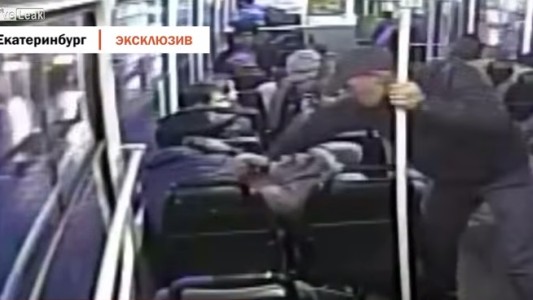Video: borrachos no lo dejaban dormir en el colectivo y les dio una paliza