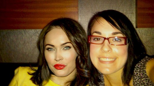 La artista que reemplaza a tu ex por famosos en las fotos