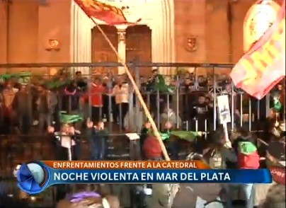 Incidentes y gases lacrimógenos en la marcha de mujeres en Mar del Plata