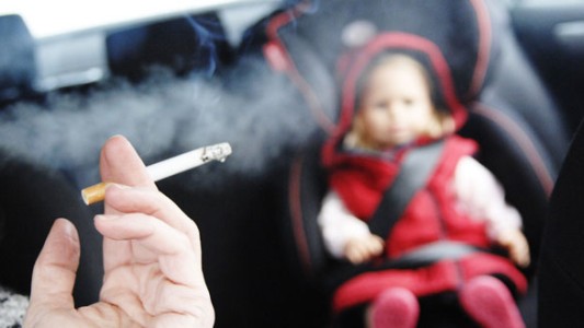 Italia prohibirá fumar en vehículos en los que viajen menores o mujeres embarazadas