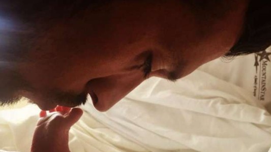 Ezequiel Garay expresó su alegría por el nacimiento de su hija en redes sociales