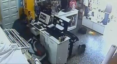 Entraron a robar un local con un bebé en brazos