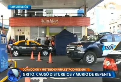 Gritó, causó disturbios y murió de repente