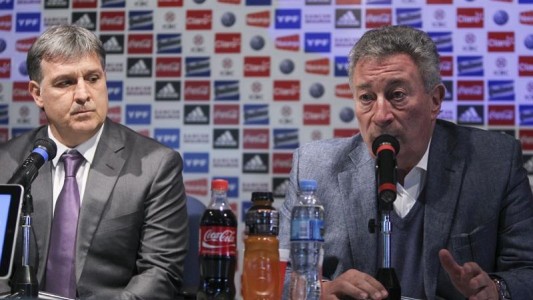 El presidente de la AFA expresó "respaldo total" a Martino