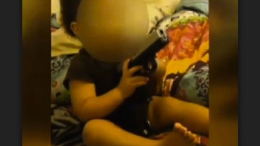 Tiene dos años y le disparó a su abuela con un arma que encontró en el auto