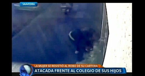 Una mujer fue atacada frente al colegio de sus hijos