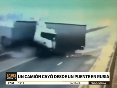 Un camión cayó espectacularmente desde un puente en Rusia