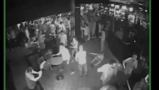 Video: creyó que un joven bailaba con su novia en un boliche, le dio una trompada y lo dejó en coma