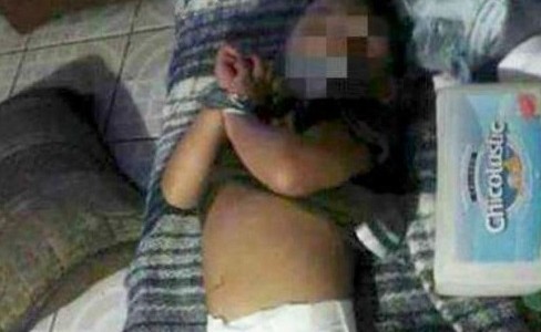 Conmoción por la publicación de la foto de un bebé atado y amordazado