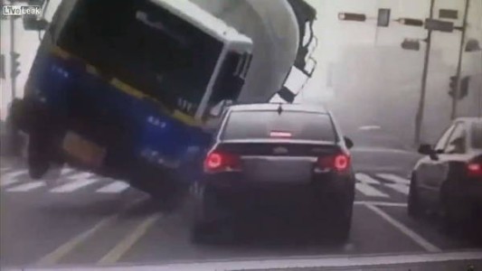 Video impactante: un camión mezclador volcó y aplastó un auto
