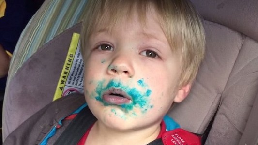 #EsViral "Yo no comí la torta", dice un nene con la boca azul