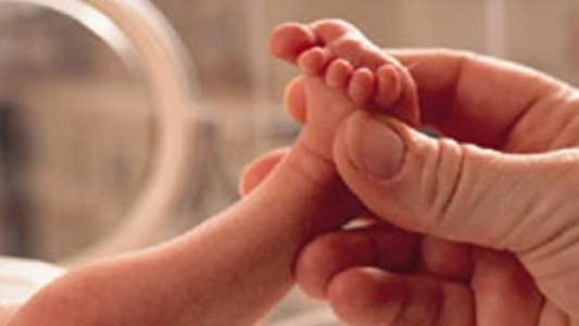 Condenaron a un hospital a indemnizar a una paciente por el contagio de HIV a su bebá