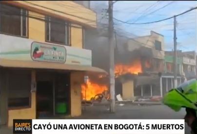 Cayó una avioneta sobre una panadería en Bogotá