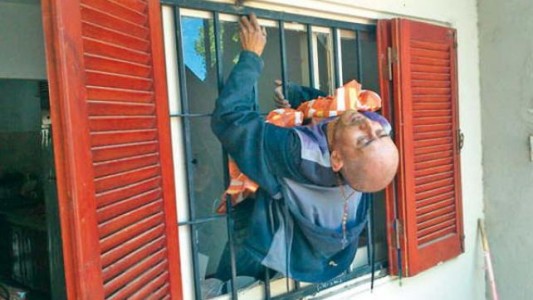 Entró a robar una casa y quedó atrapado por la reja de la ventana