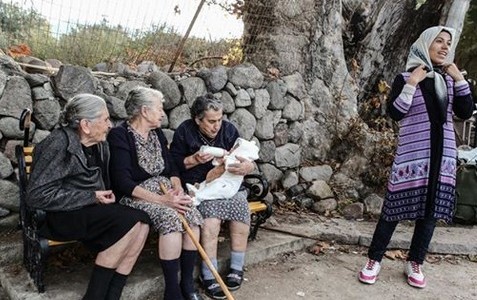 La historia de la foto del bebé refugiado y tres abuelas griegas que se volvió viral