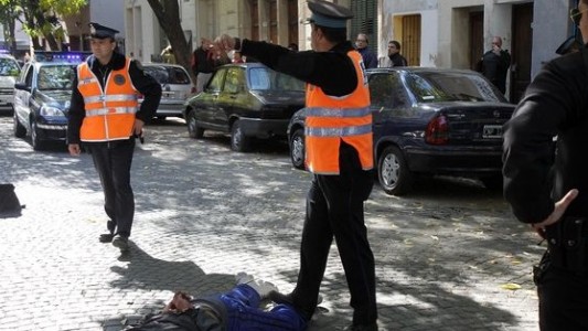 Dos adolescentes robaron un auto en Barracas y los detuvieron tras chocar en La Boca