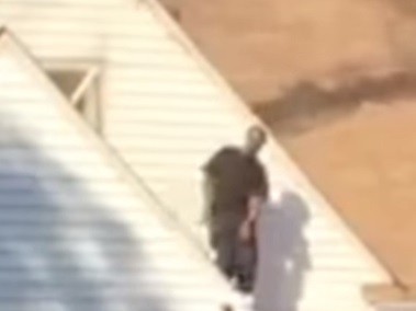 Quemó la casa de su ex novia y lo celebró bailando en el techo