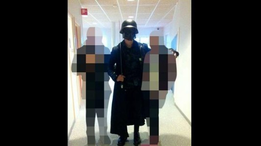Fue a una escuela con la máscara de Darth Vader y mató a dos personas con el sable