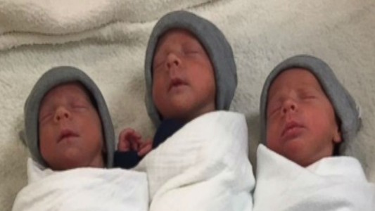 Una mamá dio a luz trillizos idénticos