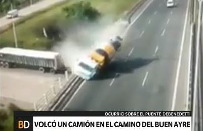 Volcó un camión en el Camino del Buen Ayre