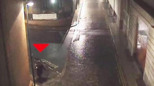 Video: asi engañan y sacan a una mujer de un bar para violarla