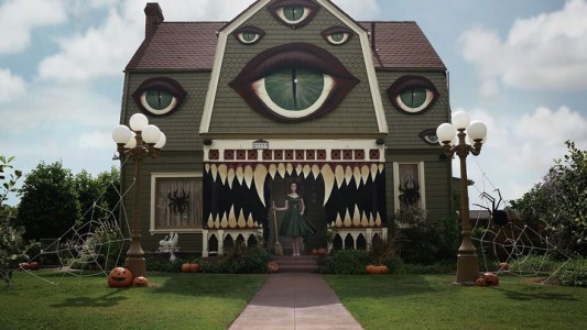 Artista transforma la casa de sus padres en una escenografía de Tim Burton