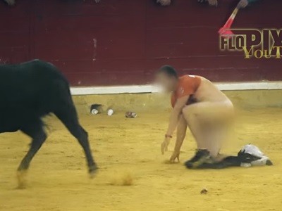 #EsViral Torero improvisado termina desnudo por provocar a un toro