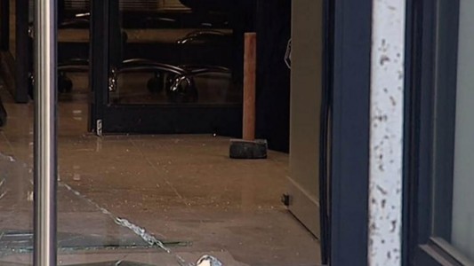 Roban un banco con caretas de payasos