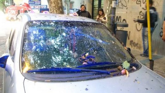 Vecinos rompieron un auto porque la alarma sonó durante 36 horas