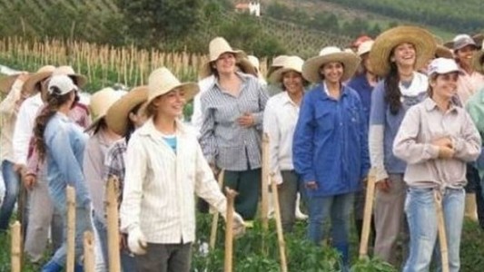 La historia del pueblo brasileño de mujeres jóvenes y hermosas que buscan hombres