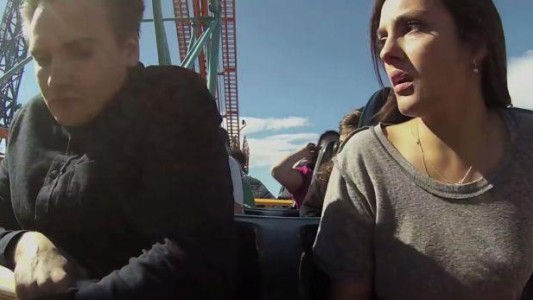 Un hombre terminó con su novia en plena montaña rusa