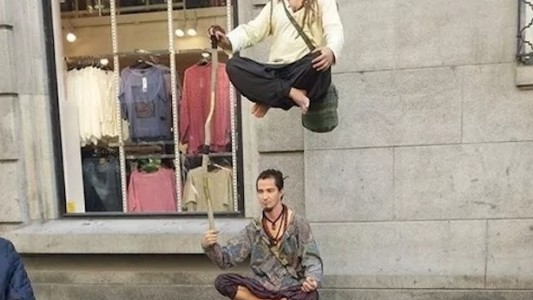 ¿Cómo se mantiene este artista callejero en el aire?