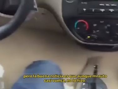 Se le inundó el auto y pidió ayuda por TV
